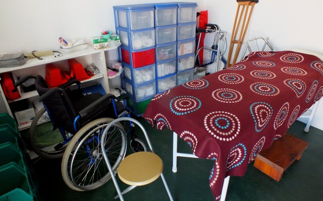 Die binnekant van die Pearly Beach Noodhulpkamer met ‘n deel van die noodsaaklike toerusting-items 